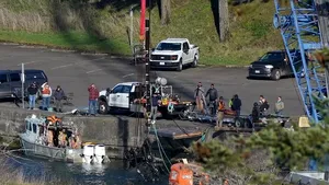 Maşină scoasă dintr-un râu în Columbia: ar fi aparţinut unei familii din Oregon dispărută în 1958