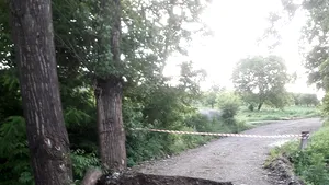 Ploile fac ravagii: Sute de locuitori dintr-un sat din Vrancea, izolaţi după ce podeţul de acces a fost rupt de viitură