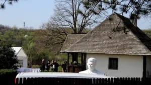 Scorniceşti: Nepotul lui Ceauşescu, condus pe ultimul drum de rude şi nostalgici ai vechiului regim - FOTO, VIDEO