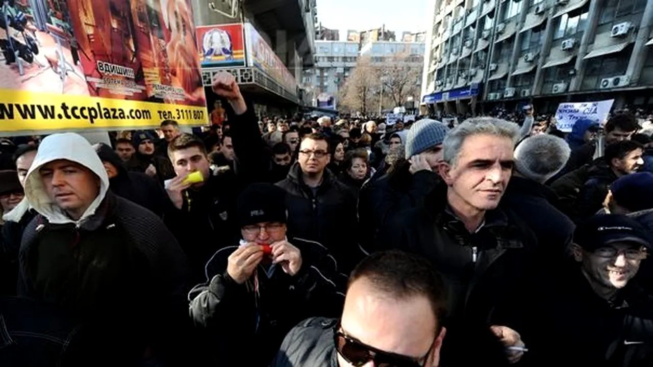 Mii de manifestanţi macedoneni cer demisia Guvernului