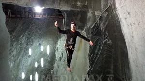 Un artist acrobat a filmat în Salina Turda pentru un documentar, mergând pe chingă la 80 metri - FOTO