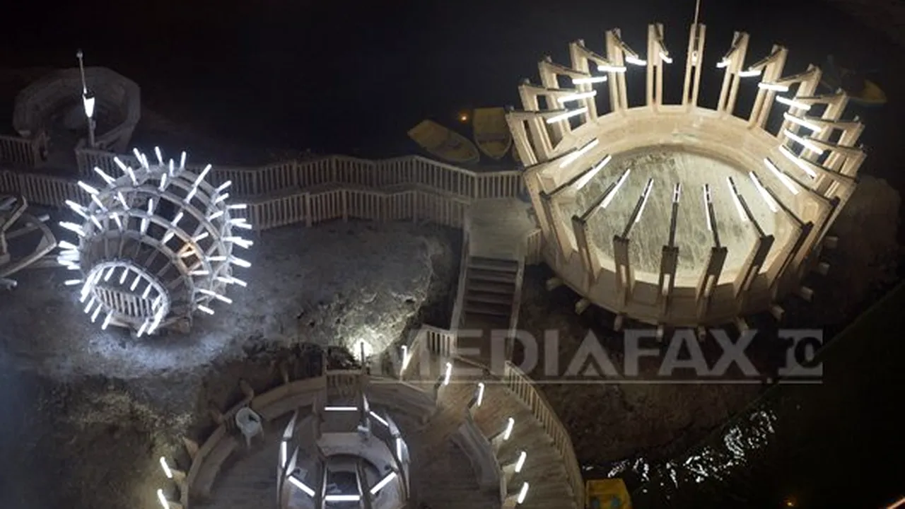 REPORTAJ: Salina Turda, cu 10 grade în interior, refugiu în faţa caniculei pentru zeci de mii de turişti - FOTO
