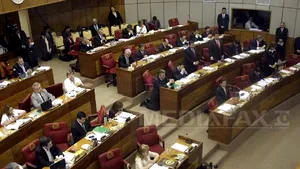 Senatorii din Paraguay au îngenuncheat pentru a se ruga, la apelul unui predicator - FOTO