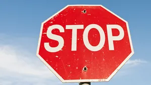 Un bărbat a schimbat un semn de circulaţie din Voluntari pentru a interzice circulaţia pe o stradă. Cum a fost prins