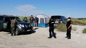 Amenzi de 28.000 de lei pentru turiştii care au campat ilegal şi au pătruns cu maşina pe plajele sălbatice