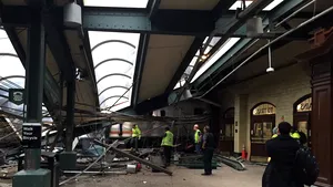 Tren deraiat în SUA. Unele vagoane au lovit peronul unei gări Guvernator: Nu există indicii că ar fi altceva decât un accident/ Bilanţ provizoriu: 3 morţi şi 100 de răniţi - FOTO / VIDEO