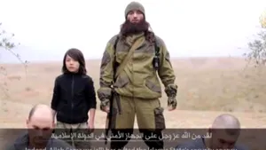 Stat Islamic prezintă executarea a doi agenţi ai serviciilor secrete ruse. Călăul, un copil de zece ani - VIDEO