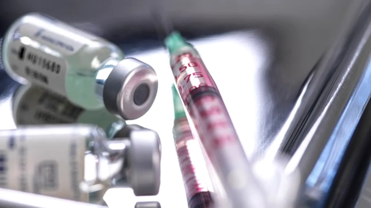 România începe vaccinarea anti COVID-19. Prima tranşă de 10.000 de doze ajunge în ţară pe 26 decembrie