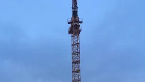 FOTO | Fiul omului de afaceri Sever Mureşan a coborât de pe macara, după 10 ore în care a ameninţat că se sinucide