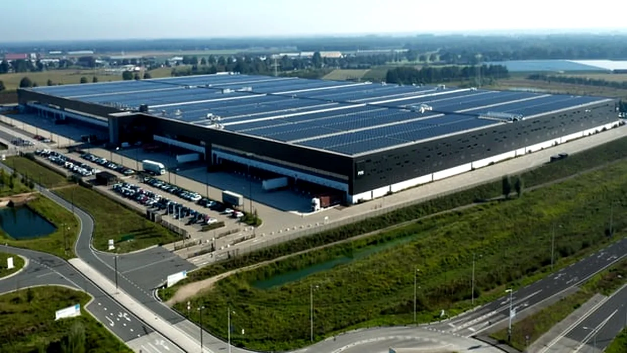 Depozitul şi birourile PVH Europe sunt alimentate de cel mai puternic acoperiş din panouri solare