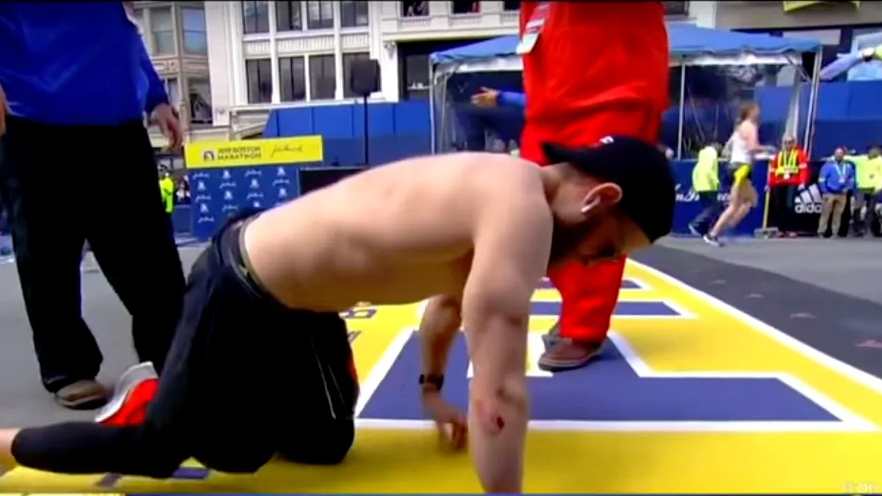 Motivul SFÂŞIETOR pentru care un veteran de război s-a târât până la linia de sosire a unui maraton. Spectatorii, uimiţi de ce s-a întâmplat în faţa lor, au filmat toată scena | VIDEO