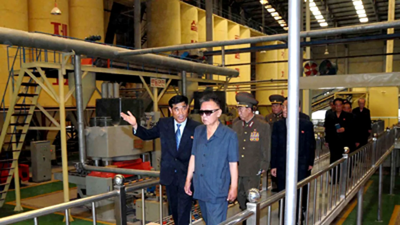 Kim Jong-Il a vizitat o uzină nou construită din Phenian
