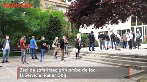 Proba de “ mască”, “temperatură” şi „răbdare”, la ghişeul Serviciului Rutier 