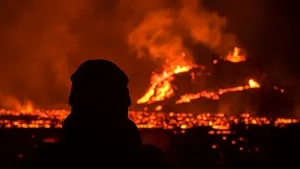 Spectacolul vulcanului Fagradalsfjall: oamenii s-au adunat ca la picnic să vadă lavă incandescentă

