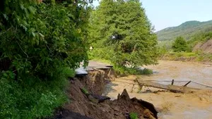 Comună din Buzău, ruptă de lume după ce drumul s-a surpat din cauza aluviunilor | FOTO