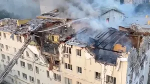 O dronă rusă a lovit un bloc de locuințe în nord-estul Ucrainei provocând ranirea mai multor persoane