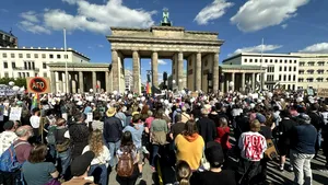 Mii de oameni protestează în Germania împotriva extremei drepte