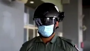 Viitorul e aici. Poliţiştii din Dubai, dotaţi cu căşti SF pentru detectarea bolnavilor de coronavirus. Ce văd agenţii