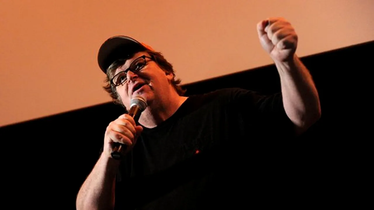 Michael Moore plăteşte o parte din cauţiunea lui Julian Assange