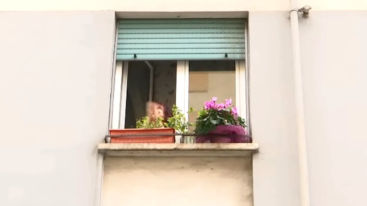 Imagini impresisonante cu italienii care aplaudă de la balcoane echipajele medicilor | VIDEO