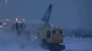 Zeci de elevi, blocaţi de mai multe ore pe aeroportul Luton (Video)