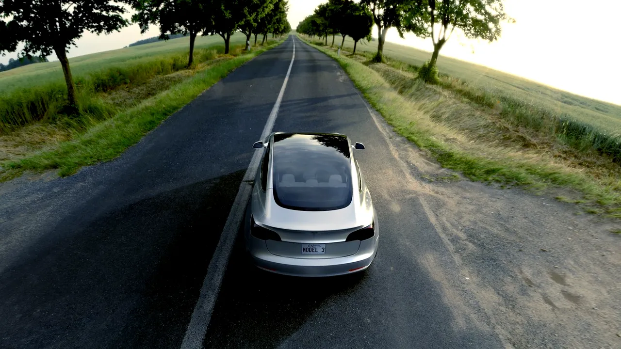 Cauza celui mai recent accident Tesla, când un Model 3 a lovit din spate o maşină de poliţie