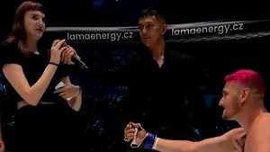 Cerere în căsătorie într-un ring de MMA: fata a spus Nu!