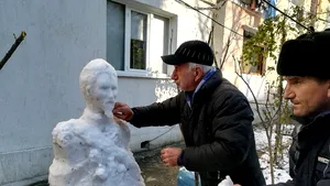 Alexandru Ioan Cuza, sculptat în zăpadă, la de un pensionar din Galaţi: Sper să nu nu fie prea cald, să reziste până mercuri | GALERIE FOTO