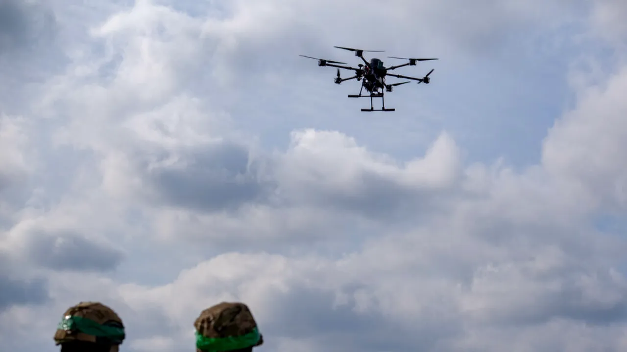 Alertă într-o țară NATO din cauza unor drone. Șefii statului, duși în buncăr, transportul public, oprit