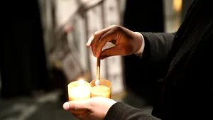 Ucraina: Tragedie la ATI. Trei morţi şi patru răniţi în urma unui incendiu, pornit de la o lumânare aprinsă unui decedat de COVID