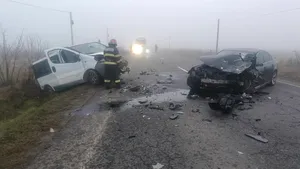 Accident grav pe DN 14, în Sibiu, între două mașini și un microbuz. Trei bărbați au ajuns la spital