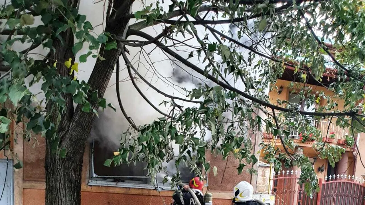 Incendiu în Ilfov: Intervenţie majoră a pompierilor pentru stingerea flăcărilor izbucnite la o vilă din Izvorani