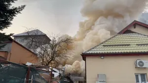 Brașov: Incendiu la un container cu materiale sanitare din curtea Spitalului Militar