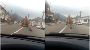 VIDEO. Imagini incredibile cu un excavator care târăşte o ţeavă de metal pe străzile unei comune