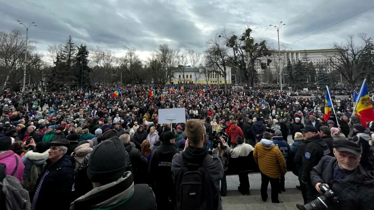 Bugetarii din Moldova cer majorări salariale