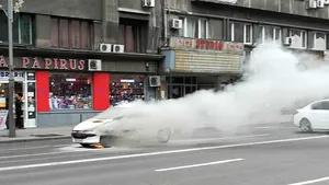 Primele IMAGINI. O maşină a luat foc pe bulevardul Magheru din Capitală. Circulaţia, deviată