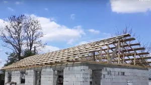 Gest de omenie într-o comunitate din Brăila. O familie cu 7 copii va avea din nou un acoperiş deasupra capului, după ce casa le-a ars din temelii