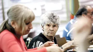 Vârstnicii peste 75 de ani, cu pensie socială, primesc vouchere cu o săptămână înaintea alegerilor