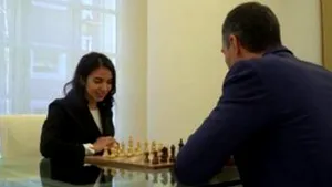 Meci de şah între premierul spaniol Sanchez şi Sara Khadem, sportiva care a stârnit Iranul jucând fără văl


