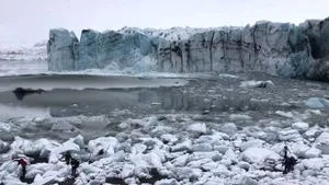 IMAGINILE ZILEI: Turişti surprinşi în Islanda de prăbuşirea unui gheţar 