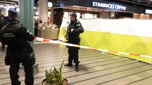 ALERTĂ pe un aeroport din Olanda: Individ care ameninţa pasageri cu un cuţit, împuşcat de poliţie | FOTO, VIDEO