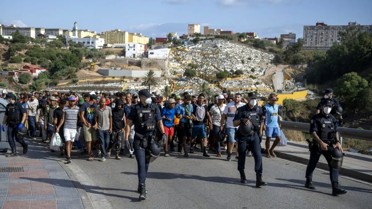Sánchez și regele Marocului, reclamați la Curtea Penală Internațională pentru criza din Ceuta