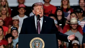 Trump, întrerupt de mai multe ori în timpul unui discurs susținut în Texas. Președintele SUA a acuzat că protestatarii „sunt plătiți de dușmanii națiunii”