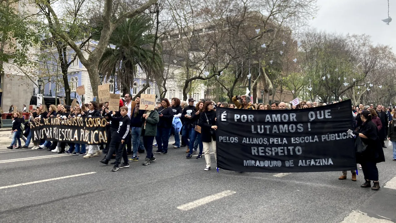 Zeci de mii de profesori au protestat la Lisabona solicitând salarii mai mari 