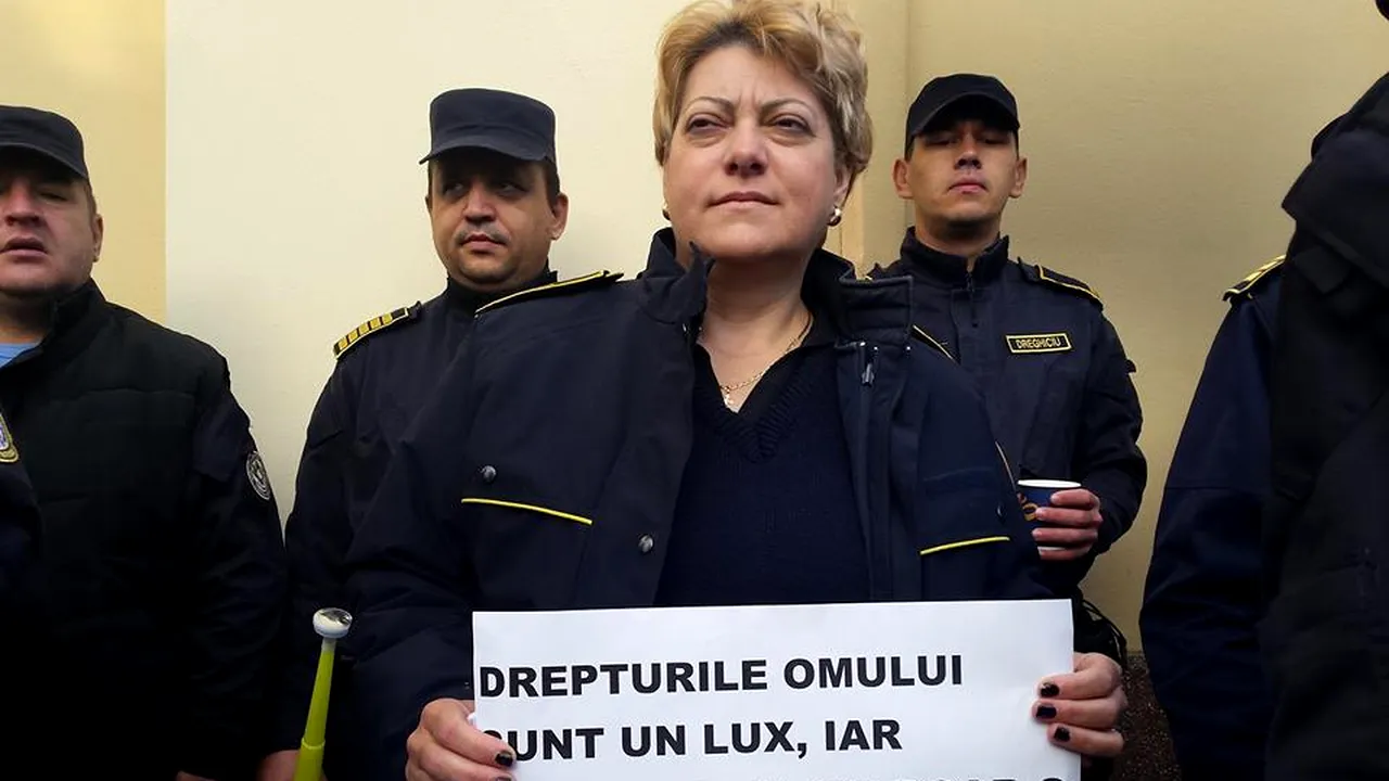 100 de angajaţi din Penitenciarul Colibaşi protestează. Ei cer demiterea ministrului Justiţiei / Proteste şi în singurul penitenciar de femei din ţară, de la Târgşoru Vechi - VIDEO