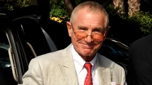 Soţul actriţei Zsa Zsa Gabor şi-a lipit pleoapele cu adeziv pentru unghii false