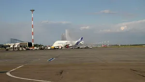 Un Airbus Beluga - avionul cu cel mai mare volum cargo din lume - a aterizat în premieră în România