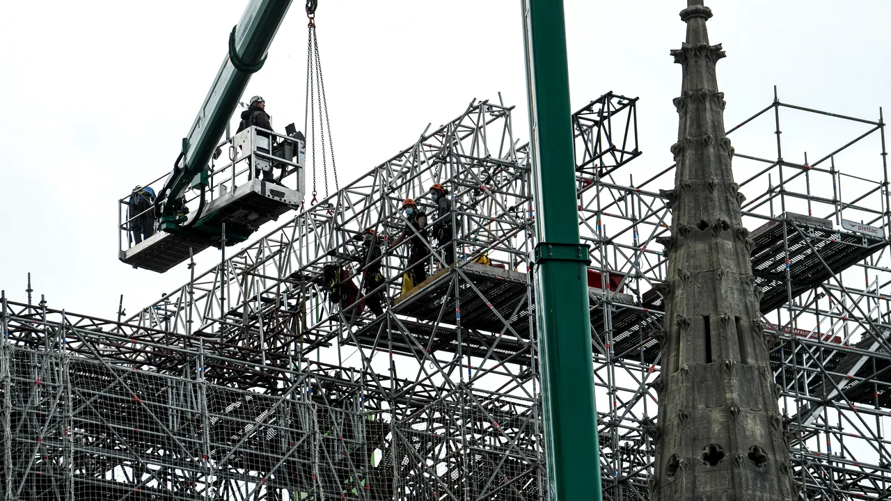 Lucrările de restaurare a catedralei Notre-Dame din Paris s-au reluat după ce au fost sistate din cauza pandemiei de coronavirus