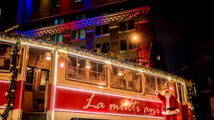 Bucureştiul intră în spiritul Crăciunului. „Tramvaiul de poveste” şi „Tramvaiul colindelor” au pornit la drum