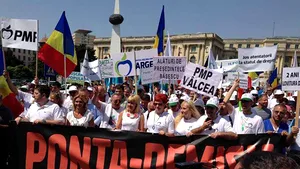 Marş de protest al PMP la adresa Guvernului. Udrea: Ponta este premierul zero. Îl descopăr eu, e agentul 000. Liderii PMP s-au întâlnit, după manifestaţie, cu Traian Băsescu la o berărie